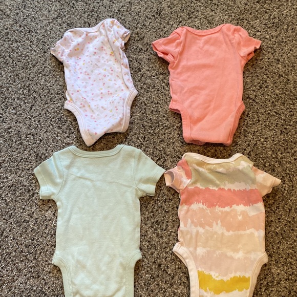 Set of 4 cloud island newborn girl onesies - Picture 6 of 6